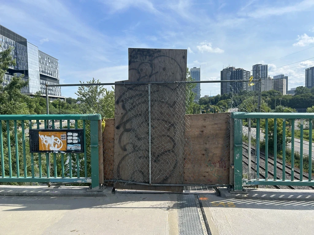Existing trail entrance signage with no detour information